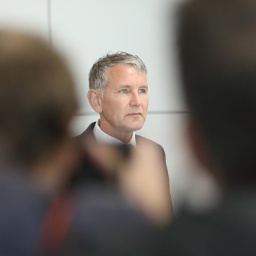 Thüringens AfD-Landeschef Björn Höcke beim ersten Verhandlungstag des Prozesses gegen ihn am Landgericht Halle