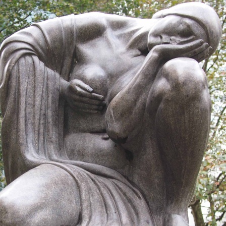 Skulptur "Opfer-Denkmal" von Benno Elkan