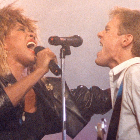 Tina Turner und Bryan Adams bei einem Auftritt in Toronto 1985