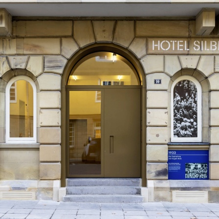 Der Eingang zum Hotel Silber bei der Eröffnung als Gedenkstätte im Jahr 2018