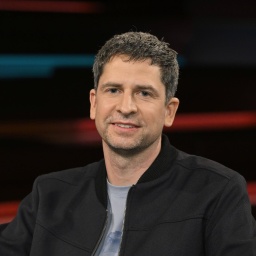 Der Journalist Lars Abromeit sitzt 2022 bei einer Talkshow als Gast.
