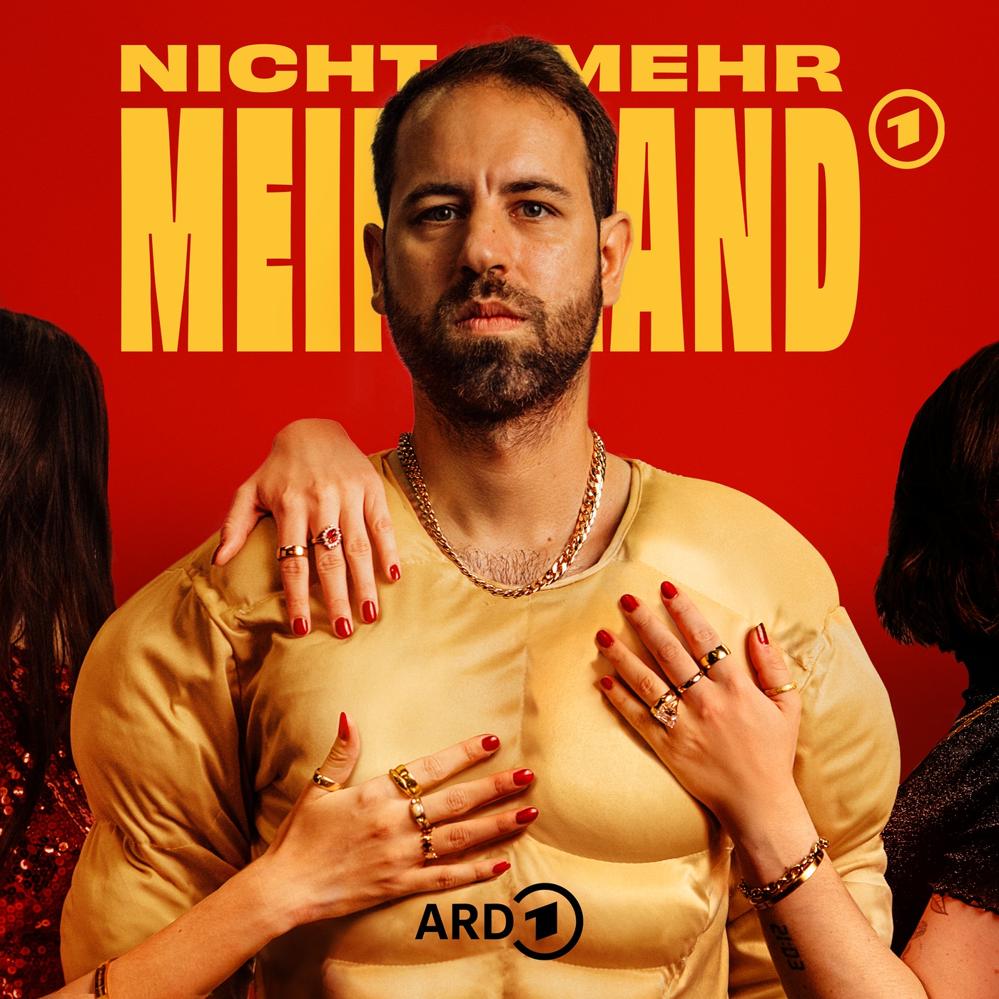 Ali Gutsfeld in einem Muskelanzug mit Goldkette vor dem Schriftzug "Nicht mehr mein Land"