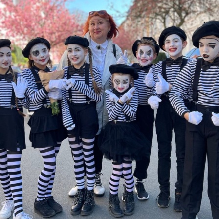 In diesem Rahmen spielen Kinder aus der Ukraine am 17. Juni ein Pantomime-Theaterstück. Das Theater ist ein Projekt des Vereins Ukraine in Not.