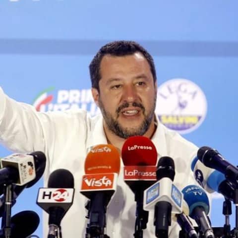 Der Vorsitzende der rechtspopulistischen Lega, Matteo Salvini, nach dem Sieg bei den Europawahlen. Sitzend an einem Rednerpult mit Mikrofonen, hebt den rechten Arm.