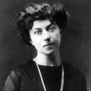 Historisches Schwarzweiss Porträt der jungen russischen Schriftstelllerin Alexandra Kollontai (1872 - 1952).