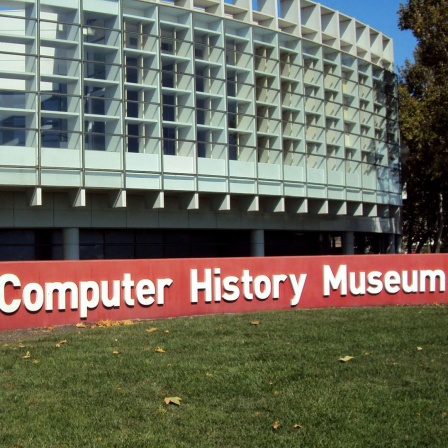 Ein rotes Schild vor einem hellen Gebäude, darauf steht "Computer History Museum" in San José, Kalifornien