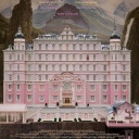 Ein altes, aber luxuriöses Hotel mit pinker Fassade und der Aufschrift &#034;The Grand Budapest Hotel&#034;