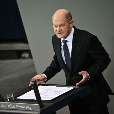 Olaf Scholz spricht im Bundestag.