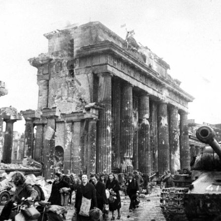Berlin 1945: Leute gehen in ihr Zuhause zurück (Bild: imago/ITAR-TASS)