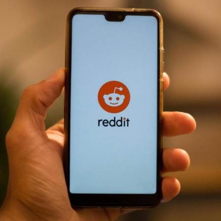Illustration: das Reddit Logo auf einem Smartphonedisplay, 2021.