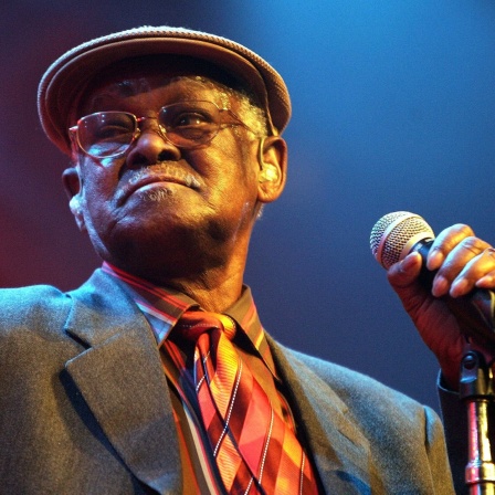 Der kubanische Musiker Ibrahim Ferrer mit Hörgeräten.