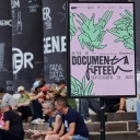 Besucher der documenta fifteen sitzen auf den Stufen des Fridericianums. 100 Tage währt die Weltkunstausstellung