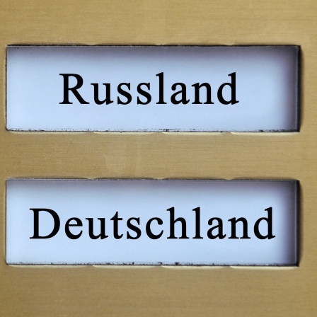 Klingelschild mit Deutschland und Russland