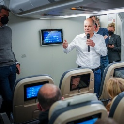 Japan, Tokio: Bundeskanzler Olaf Scholz spricht auf dem Flug von Berlin nach Tokio in einem Hintergrundgespräch mit den mitreisenden Journalisten im Airbus A340 der Luftwaffe.