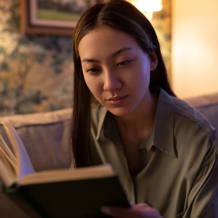 Frau beim Lesen: Bringt es etwas, abends zu lernen bzw. vor dem Schlafengehen zu wiederholen?