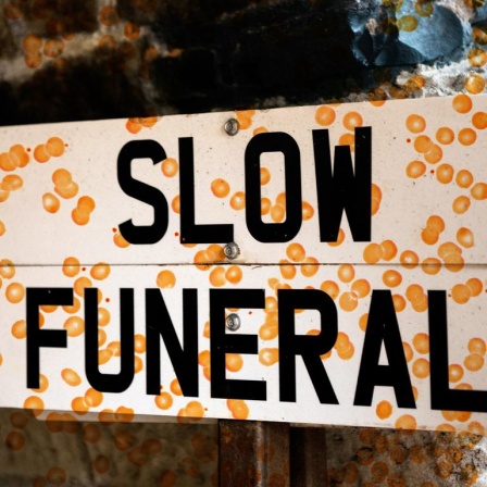 Ein Schild mit der Aufschrift "Slow Funeral". Die Fotografie wird durch eine Grafik von orange farbenen Punkten überlagert.