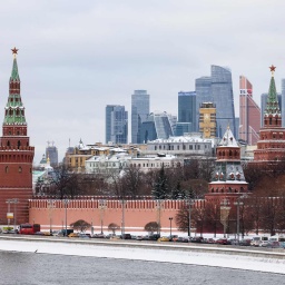 Blick auf den Kreml in Moskau mit Hochhäusern im Hintergrund.