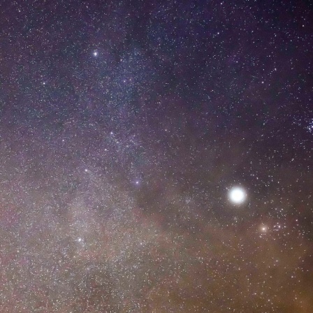 Planeten und Sterne am Nachthimmel.
