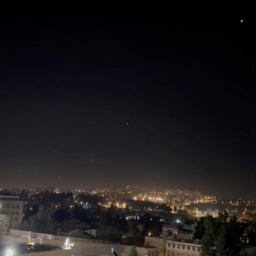 Dieses Videostandbild zeigt, wie Abfangraketen über Jerusalem in den Himmel geschossen werden. Nach dem iranischen Angriff hat es in der Nacht zum Sonntag an verschiedenen Orten in Israel Raketenalarm gegeben.
