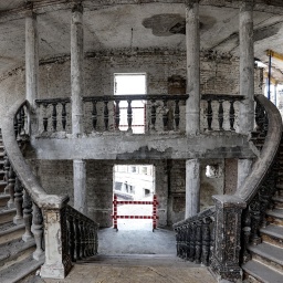 Blick in den Treppenaufgang des zerstörten Theaters von Mariupol mit Brandspuren und Schutt auf den Stufen