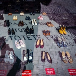 Bei einer Aktion stehen 155 Paar Frauenschuhe als Zeichen für 155 Femizide in einem Schaufenster mit dem Hinweis "Stoppt Femizide" (Bild: picture alliance / BeckerBredel)