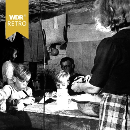 Familie in einer Einraumwohnung in einem verschimmelten Keller in der Nachkriegszeit