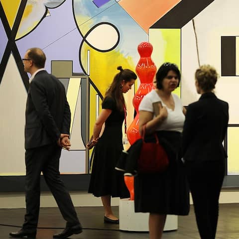 Besucher der Kunstmesse Art Cologne auf dem Stand der Galerie Sprüth Magers. 