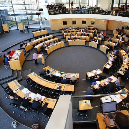 Abgeordnete und Besucher sitzen bei der Sitzung des Thüringer Landtages im Plenarsaal.