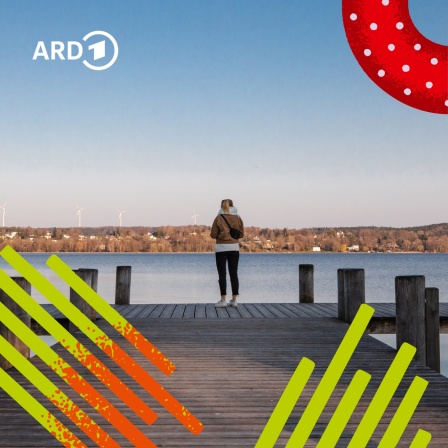 Eine Frau steht allein auf einem Steg am See und sieht in die Ferne. | Bild: BR/Fabian Stoffers/Bildmontage:BR