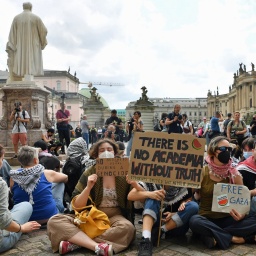 Menschen protestieren auf dem Gelände der Humboldt-Universität Berlin gegen den Krieg im Gazastreifen. 