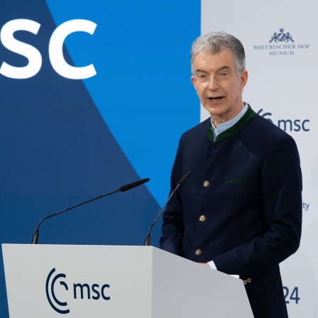 Diplomat Christoph Heusgen. &#034;Frieden durch Dialog&#034; ist Christoph Heusgens Motto. Als ehemaliger Vorsitzender der Münchner Sicherheitskonferenz ist er ein Experte für die Krisenherde dieser Welt. In SWR1 Leute sprechen wir mit ihm über die aktuelle Sicherheitslage in der Welt