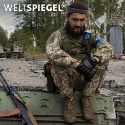 Ein ukrainischer Soldat raucht eine Zigarette, nachdem er seinen toten Kameraden identifiziert hat