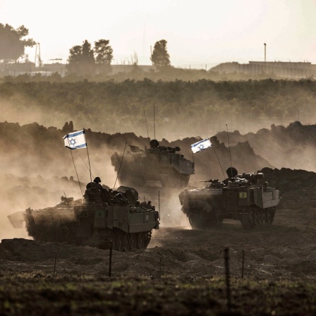 Israelische Panzer bewegen sich in der Nähe der Grenze zwischen Israel und Gaza nach dem Ende der siebentägigen Waffenruhe zwischen Israel und den Hamas-Terroristen.