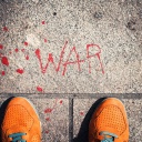 Symbolbild: Schriftzug in roter Farbe &#034;War&#034; (Krieg) auf Bodenplatte