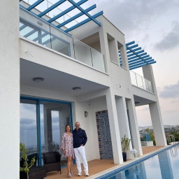 Andreas Basu und Esther Then vor ihrem gemieteten Haus in Paphos Zypern