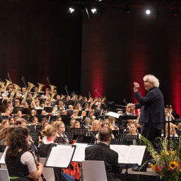 Der Symphonische Hoagascht - Bayerische Blasmusik begegnet Sir Simon Rattle und dem BRSO