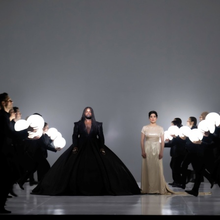Szene aus Echnaton von Philip Glass an der Komischen Oper Belrin.