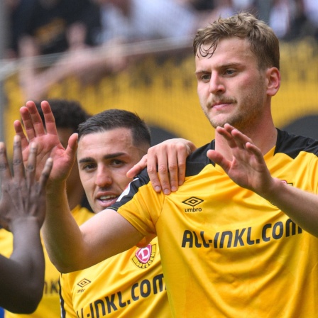 Christoph Daferner (r) jubelt nach seinem Tor zum 1:0 mit Agyemang Diawusie (l) und Guram Giorbelidze.