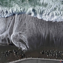 Das Meer zieht sich an einer Küste zurück.