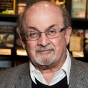 Der Autor Salman Rushdie vor einer Bücherwand 