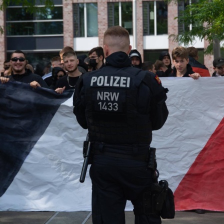 Polizisten stehen einer Gruppe von Rechten Demonstranten gegenüber