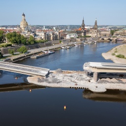 Blick auf den Abriss der Brückenteile A und B der Carolabrücke, im Hintergrund ist die Kulisse der Altstadt zu sehen. (Luftaufnahme mit einer Drohne)