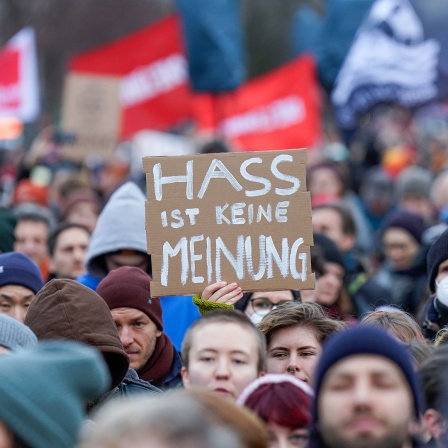 Tausende Menschen bei einer Demonstration gegen die AfD vor dem Brandenburger Tor