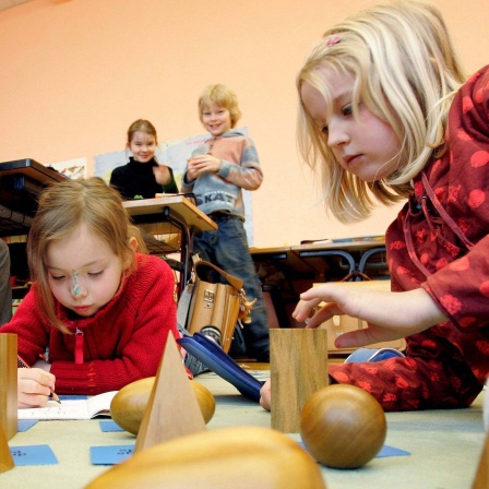 Alternativer Schulunterricht nach Montessori mit Holzkörpern in einer Dresdener Grundschule.