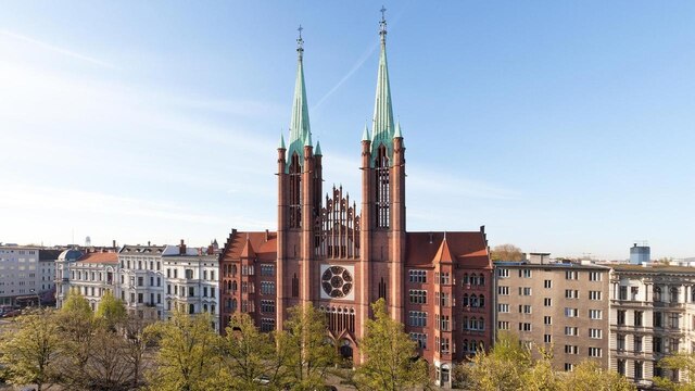 Unter dem Motto "Ein Brausen vom Himmel" überträgt der Rundfunk Berlin-Brandenburg (rbb) für das ERSTE am Pfingstmontag einen katholischen Gottesdienst aus der Pfarrkirche St. Bonifatius in Berlin-Kreuzberg.