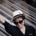 Yoko Ono während einer Ausstellungseröffnung in Mexico City 2016