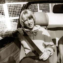 Sicherheitsgurt im Auto, vorgeführt von Marie Luise und Klaus in einem Golf Cabrio, 1982.