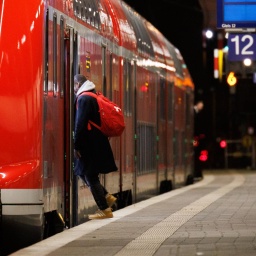 Ein Reisender steigt am Frankfurter Hauptbahnhof in einen Regionalzug ein