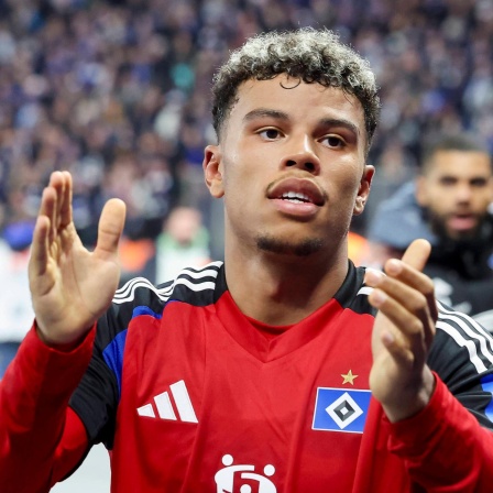 Ransford Königsdörffer feiert nach dem Sieg in Berlin mit den Fans