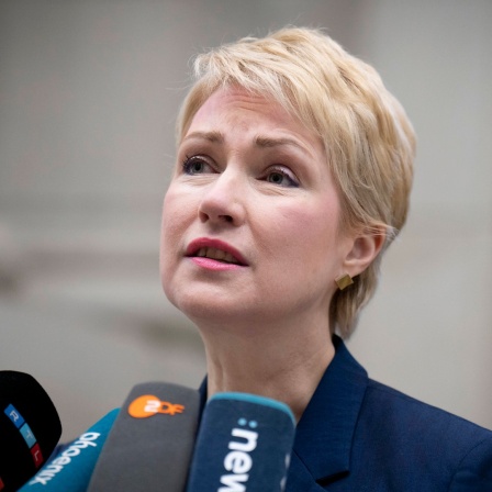 Manuela Schwesig, Ministerpräsidentin von Mecklenburg-Vorpommern, gibt ein Pressestatement ab. 